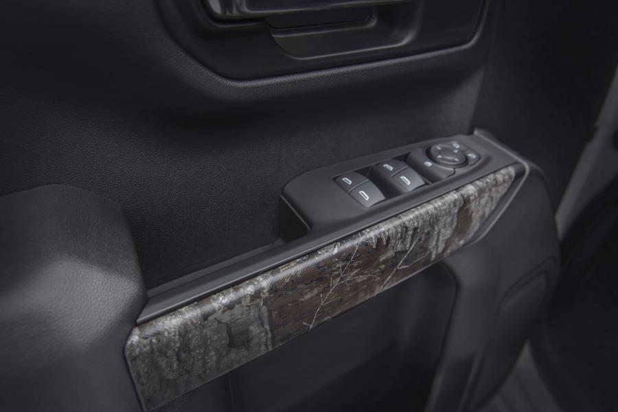 Детали интерьера Chevrolet Silverado Realtree Edition Crew Cab 2020 года  (фото 2 из 5)